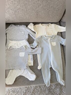 Mori  baby bundle gray/white  of 4 baby outfits size 0-3m